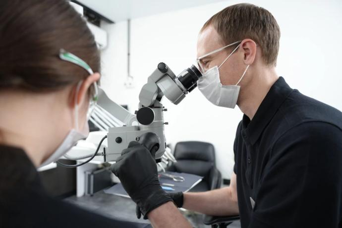 Стоматологія FrankoLab Clinic: лікування зубів під мікроскопом